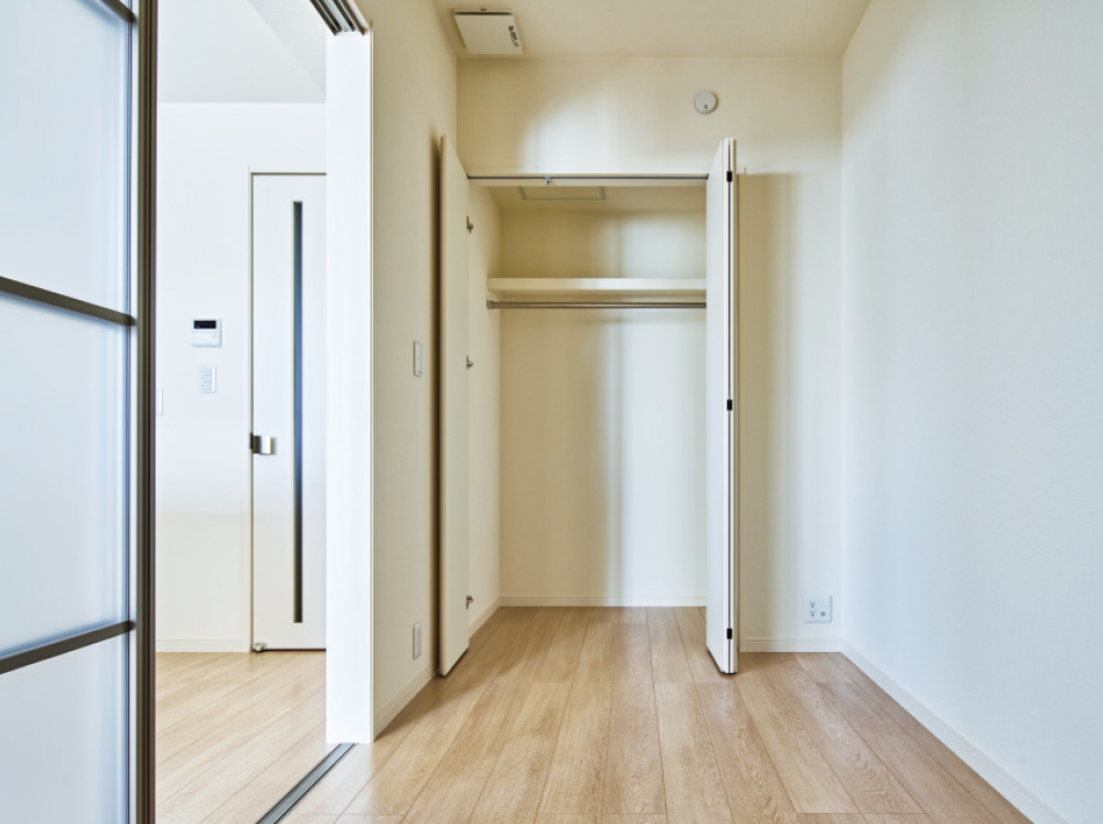 3戸の賃貸住宅はすべて1LDK。寝室用の部屋にはクローゼットを完備。