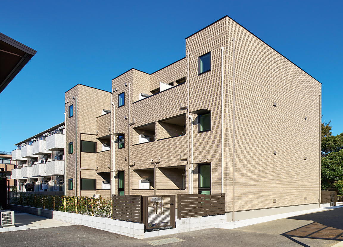 母屋の北側に適切な距離感を保って建つ『フェリート』。圧迫感が生じないよう、外壁がバルコニーの手摺りを兼ねるミニマルなデザインに。奥に見えるのが『ソプラ』です。