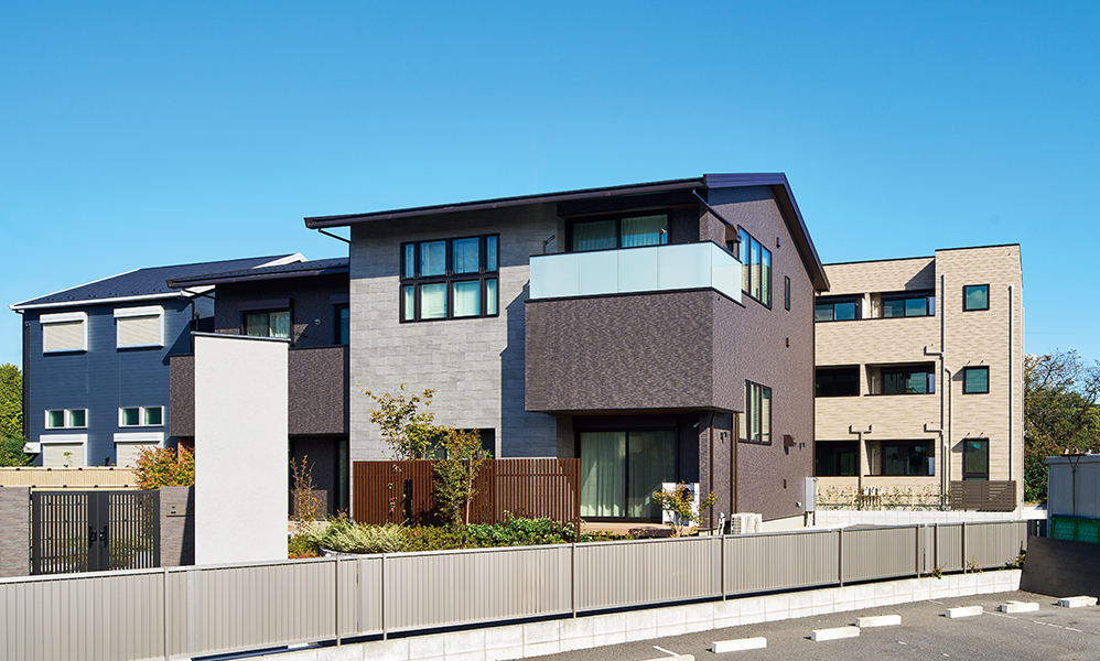 本プロジェクトで完成した３つの建物。異なる色合いでさりげなく住まい手の個性を演出。