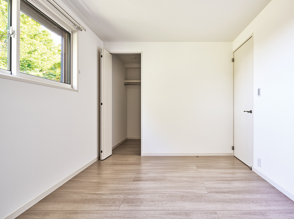 ウォークインクロゼットのある洋室。コンパクトながらすっきりと暮らせる。