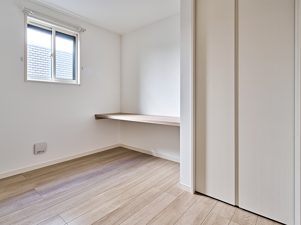 3LDK2戸にはリモートワークに重宝するカウンターデスクを設置。