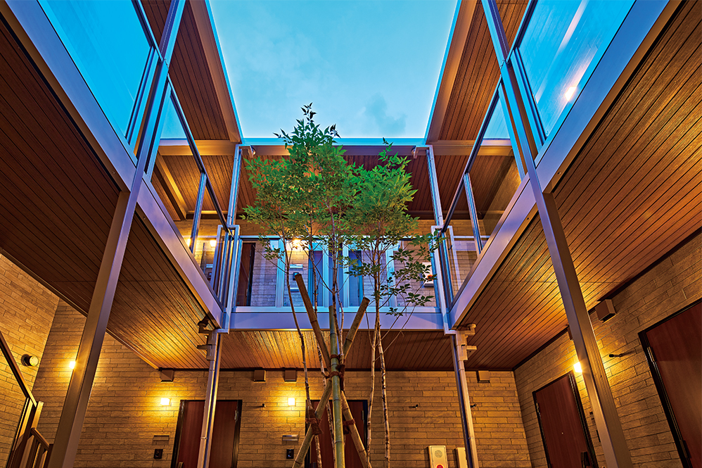 エントランス扉を開けると吹き抜けになった中庭が入居者を迎える。