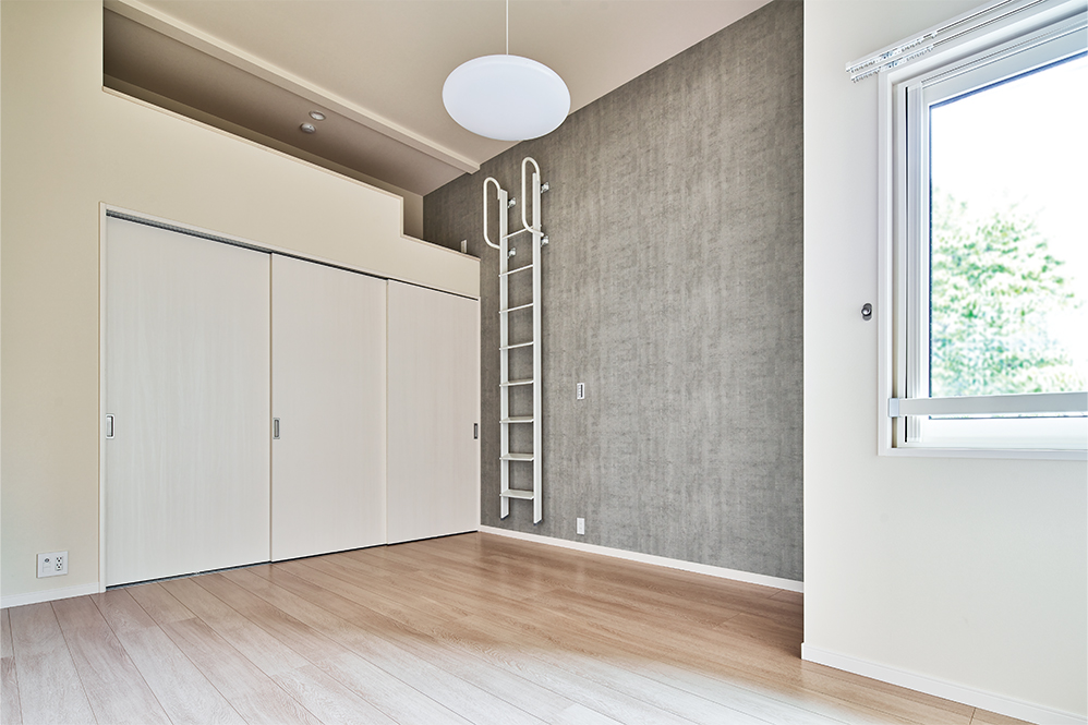 北側斜線制限で「蔵」を採用できなかった2階には、下部がクローゼットになったロフトを設置。長身の外国人の入居者が「こんな部屋を探していた！」と喜んでいたそう。