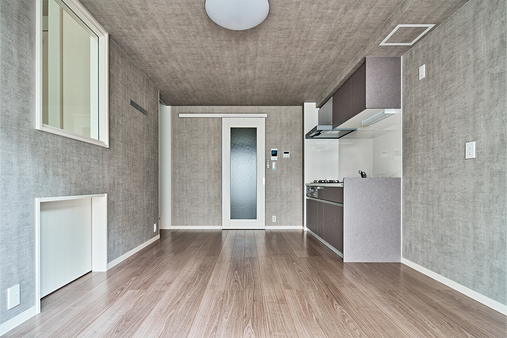 他とは少し趣向を変え、天井もグレイッシュなクロスで仕上げた居室。